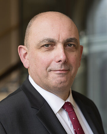Bild von Dr. Lars Schaade, Pr&auml;sident des Robert Koch-Instituts, Facharzt f&uuml;r Mikrobiologie und Infektionsepidemiologie und ehemaliger Referatsleiter im Bundesministerium f&uuml;r Gesundheit