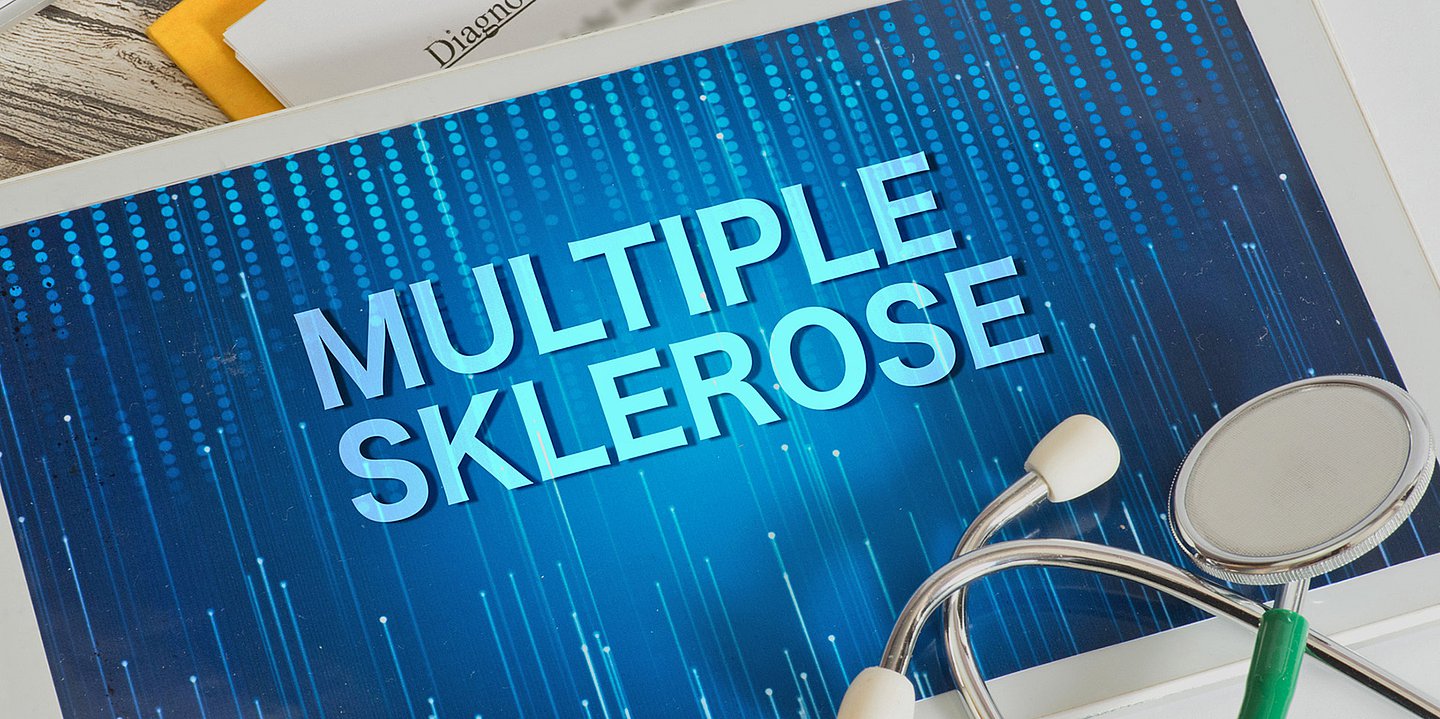 Foto: Auf einem Pad steht in Großbuchstaben "Multiple Sklerose", darunter ein Klemmbrett auf dem ein Teil des Wortes "Diagnose" zu sehen ist. Auf dem Pad liegt ein Stethoskop.