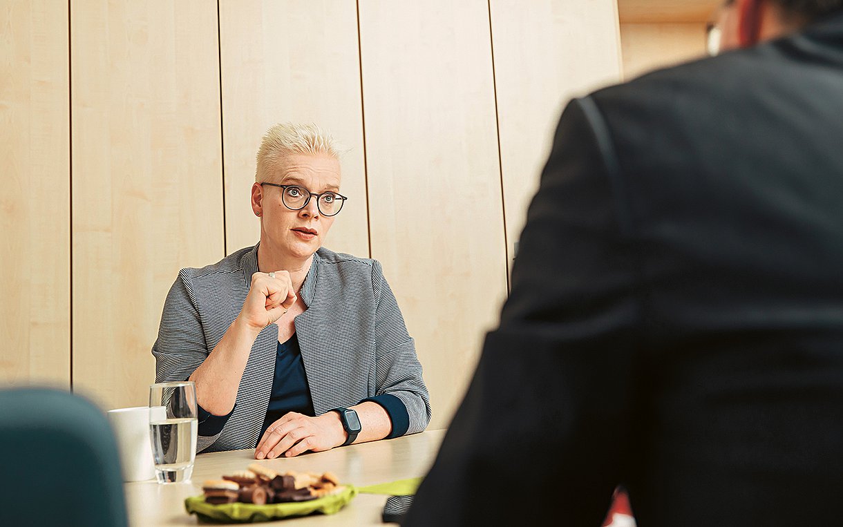 Foto von Kristina Böhm am Tisch im Interview mit G+G-Redakteur Thorsten Severin