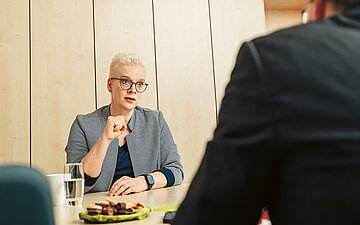 Foto von Kristina B&ouml;hm am Tisch im Interview mit G+G-Redakteur Thorsten Severin