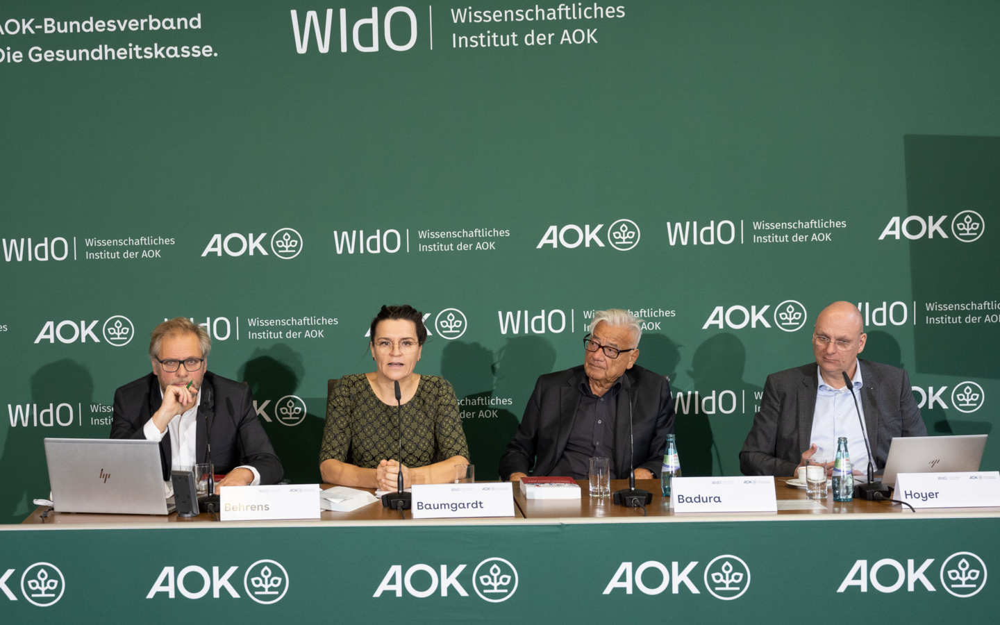 Bestzung des Podiums der Pressekonferenz zum Fehlzeiten-Report 2023, vier Personen