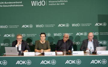 Podium der Pressekonferenz zum Fehlzeiten-Report 2023 Bestzung des Podiums der Pressekonferenz zum Fehlzeiten-Report 2023, vier Personen