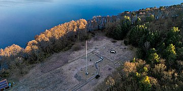 Luftqualität Drohnenaufnahme der Luftmessstation Neuglobsow mit Blick auf den Stechlinsee
