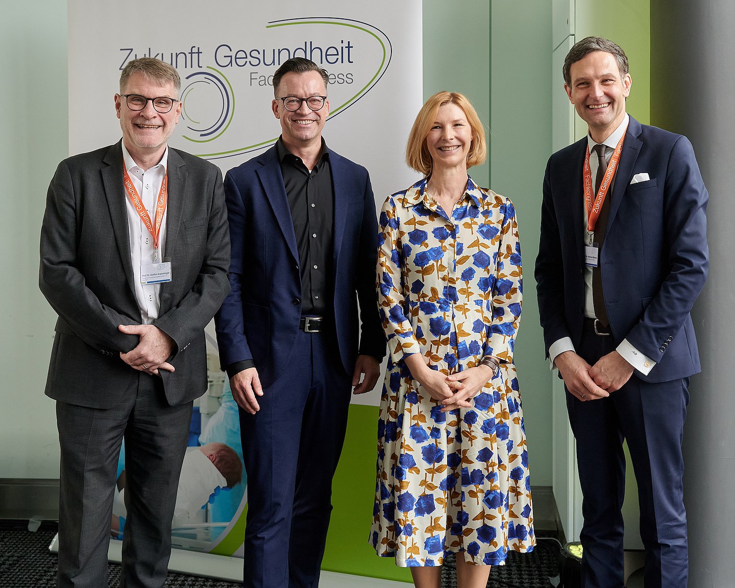 Gruppenbild: Professor Steffen Gramminger, Stefan Sydow, Isabella Erb-Herrmann und der Moderator, Professor Andreas Beivers von der Fresenius Hochschule