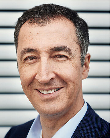 Foto: Portr&auml;t von Cem &Ouml;zdemir, Bundesminister f&uuml;r Ern&auml;hrung und Landwirtschaft der Bundesrepublik Deutschland