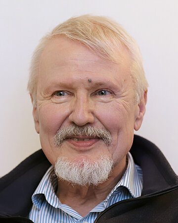 Portr&auml;t von Wolf-Dietrich Trenner, der fr&ouml;hlich l&auml;chelt