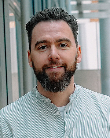 Prof. Dr. Cedric Sachser, Kinder- und Jugendlichenpsychotherapeut und Professor f&uuml;r Klinische Kinder- und Jugendlichenpsychologie an der Otto-Friedrich-Universit&auml;t Bamberg