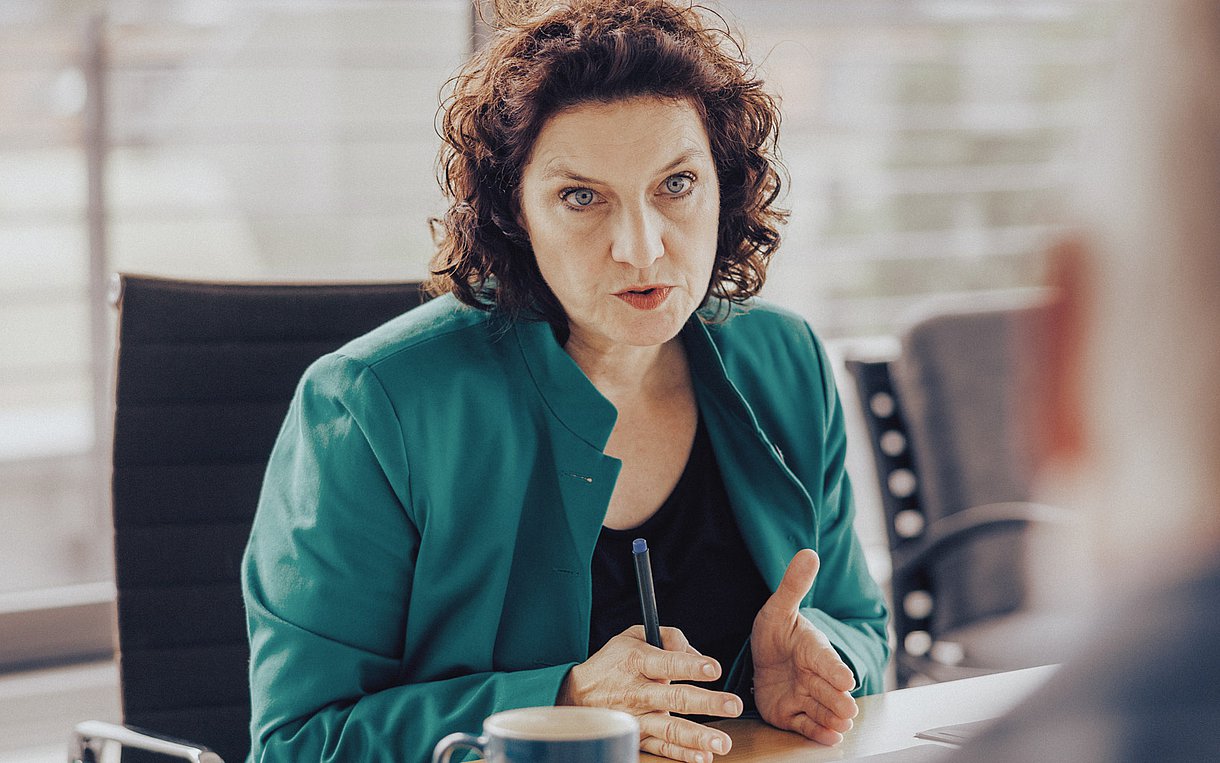 Foto von Carola Reimann am Tisch im Interview