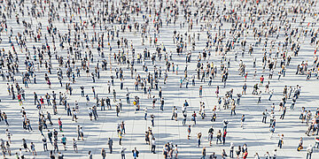 Symbolbild: Gro&szlig;er Platz mit vielen menschlichen Miniaturfiguren