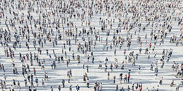 Kommentar: Datenerhebung Symbolbild: Großer Platz mit vielen menschlichen Miniaturfiguren