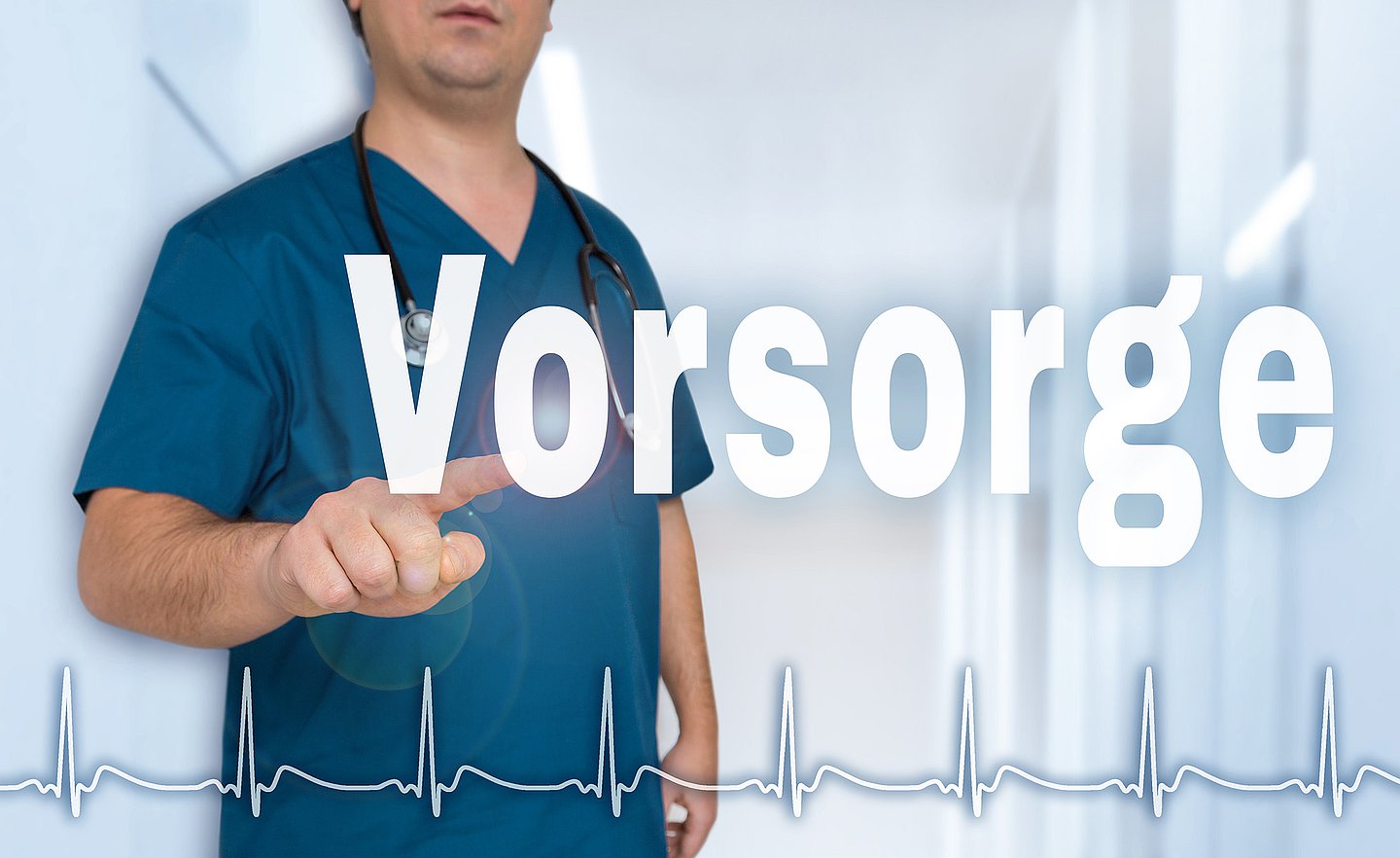 Ein Arzt in blauem Arztkittel hält sein Stethoskop an einen digitalen Screen auf dem mittig der Schriftzug 'Vorsorge' angezeigt wird und darunter der Verlauf eines EKGs.