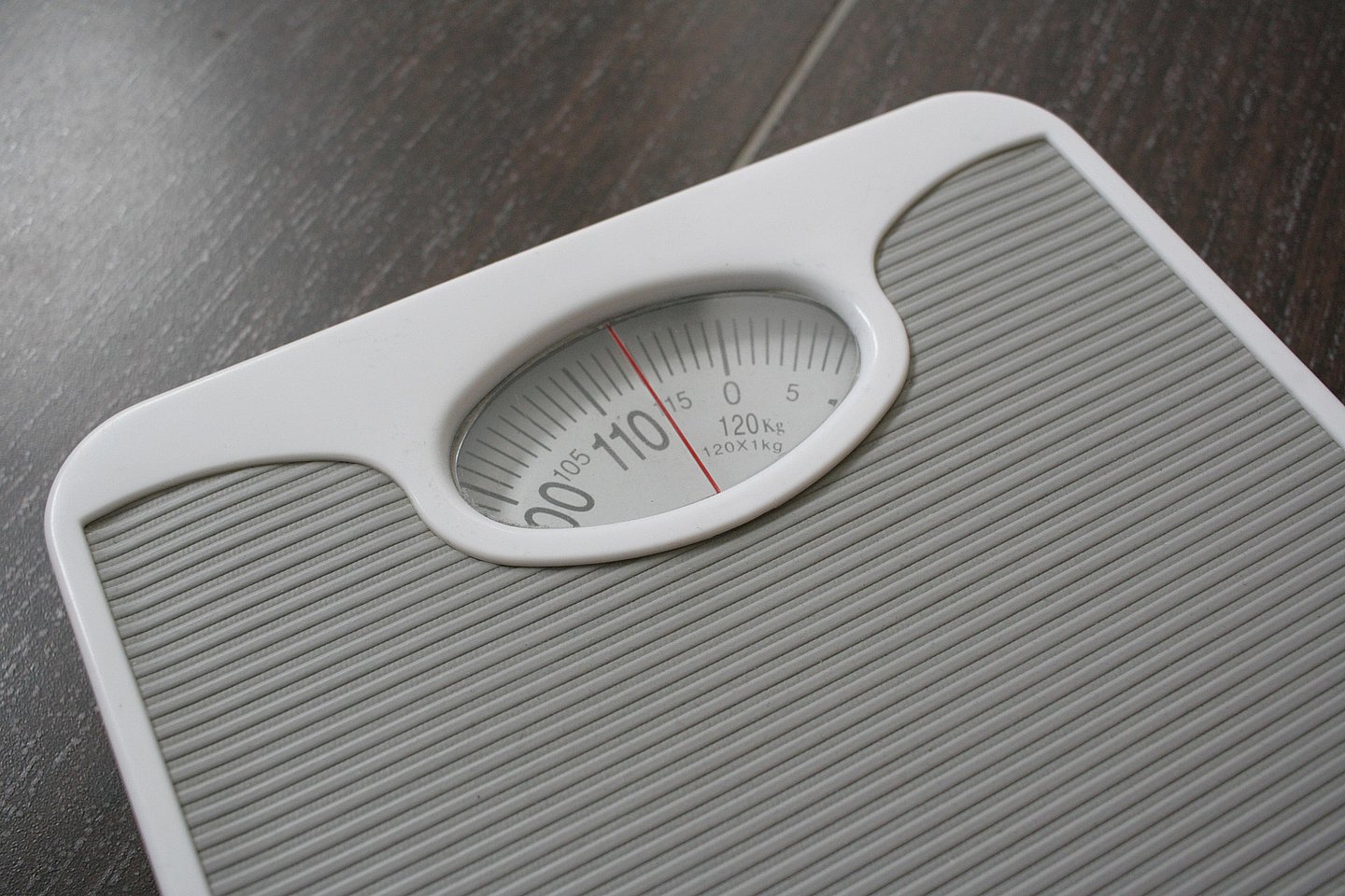 Eine Badezimmerwaage zeigt hundert Kilogramm an.