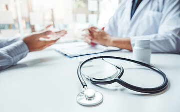 Foto: Arzt ber&auml;t Patientin