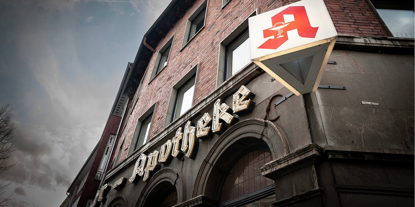 Eine Apotheke befindet sich in einem Backsteingebäude.