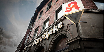 Eine Apotheke befindet sich in einem Backsteingeb&auml;ude.