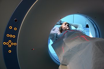 Computertomographie Eine Person wird bei einer Computertomographie untersucht.