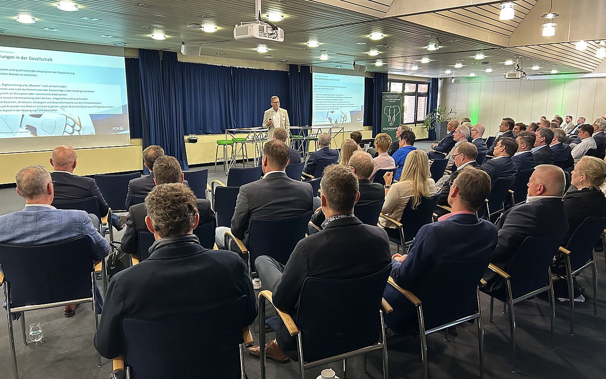 Günter Wältermann spricht vor Publikum bei der Konferenz des Elephants Club im BIZ