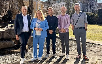 Gruppenfoto: Markus Packmohr, Tina Sch&auml;dler, Aleander Gohm, Maurice H&ouml;rnle und Walter Krebs stehen vor einem Baum.