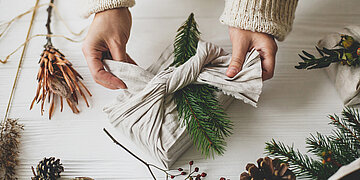 Ein Geschenk wird mit nachhaltigen Materialien verpackt.