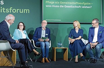 Das Podium (von links): Dr. Markus Juch, Ute Stettner, Moderator Thomas Hommel, Dr. Isabella Erb-Herrmann, Martin Hu&szlig;ing