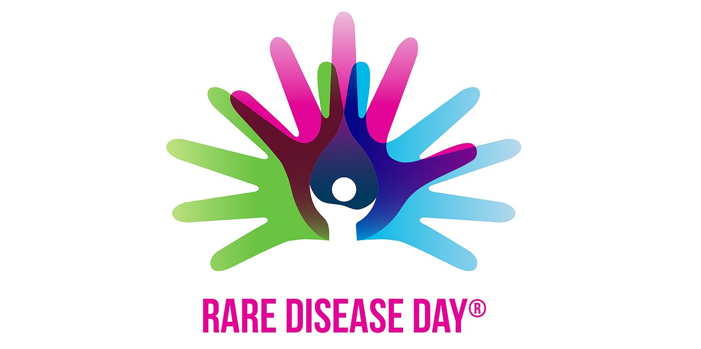 Logo des Rare Disease Day: Die Abdrücke von drei Händen in unterschiedlichen Farben überlappen einander sternförmig.