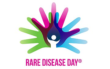 Rare Disease Day Logo des Rare Disease Day: Die Abdrücke von drei Händen in unterschiedlichen Farben überlappen einander sternförmig.