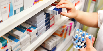 Pharmazeutisches Personal stockt Arzneimittel auf.