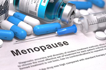 Verordnungen von Hormonpräparaten in Schleswig-Holstein Foto zeigt Kapseln und Tabletten auf einer Unterlage, dazwischen ein Zettel mit der Aufschrift 'Menopause'.