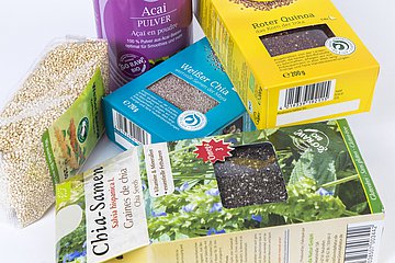 Foto: Verschiedene Lebensmittelpackungen mit sogenanntem Superfood.