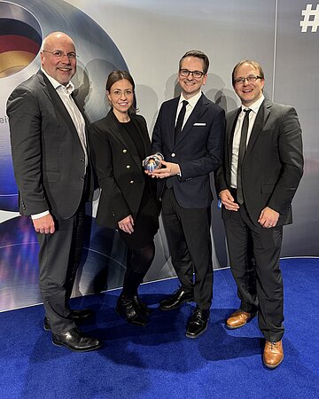 Gruppenfoto mit dem Team der AOK Baden-W&uuml;rttemberg: Johannes Bauernfeind, Senay Savas-Erdem, Stephan Jaroschek, Dr. Frieder Neumann