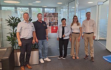 Ausbildungsmesse Baden-Baden 2025 Gruppenbild mit fünf stehenden Personen in einem Büroumfeld.