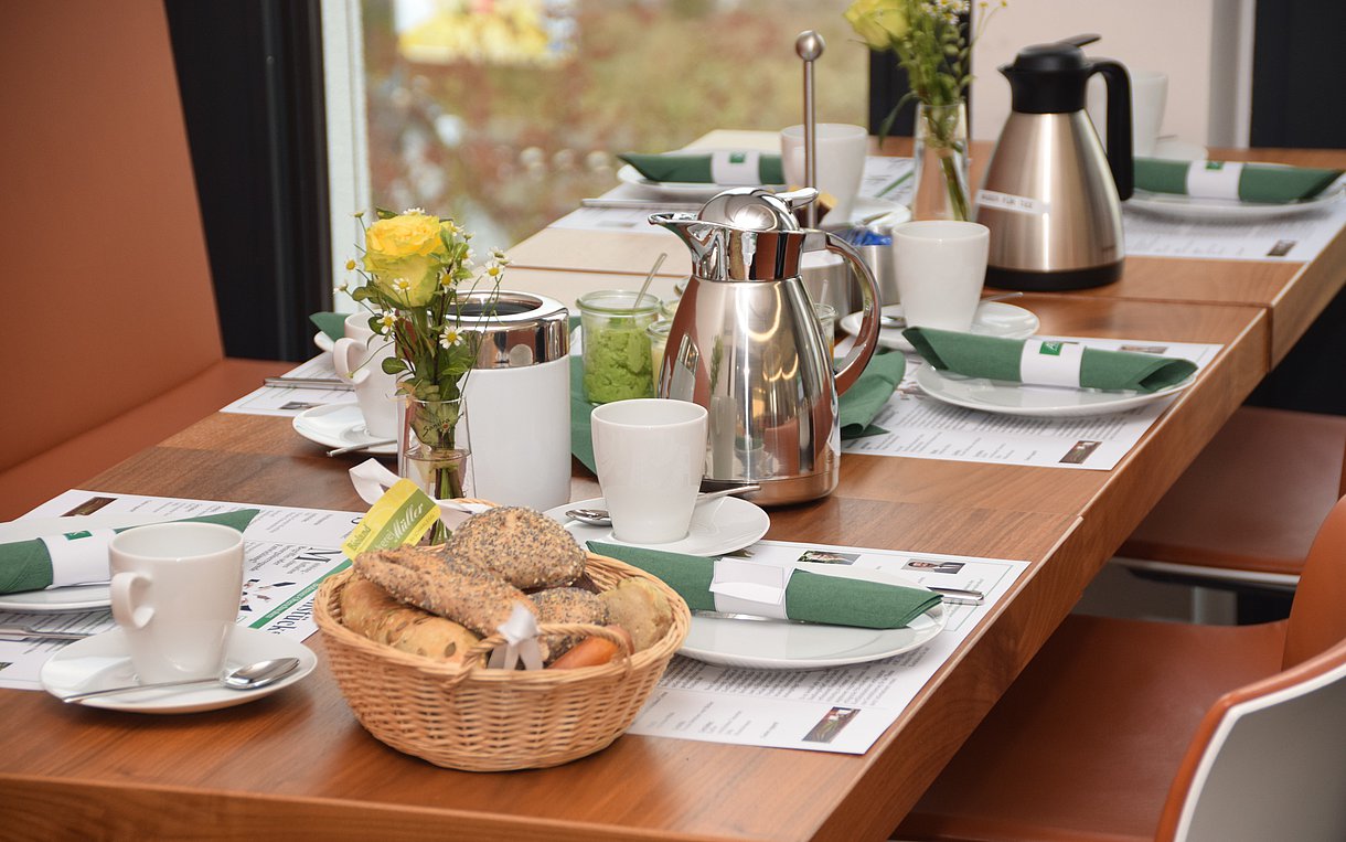 Ein mit einem Frühstück gedeckter Tisch.