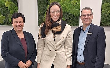 (v.l.n.r.) Petra Spitzm&uuml;ller, Gesch&auml;ftsf&uuml;hrerin der AOK Mittlerer Oberrhein, MdL Alena Fink-Trauschel und Timo Kraft, Leiter des AOK-KundenCenters Ettlingen