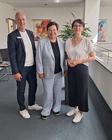 AOK-KundenCenter-Leiter Marc Hartkorn, Petra Spitzm&uuml;ller, Gesch&auml;ftsf&uuml;hrerin der AOK Mittlerer Oberrhein, und die Gr&uuml;nen-Landtagsabgeordnete Dr. Ute Leidig stehen nebeneinander.