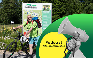 Ein Radfahrer steht mit seinem Fahrrad vor einer Info-Tafel mit dem Titel "Bad Sch&ouml;nborn". Im Vordergrund liegt das Kampagnenmotiv des Podcasts dar&uuml;ber.