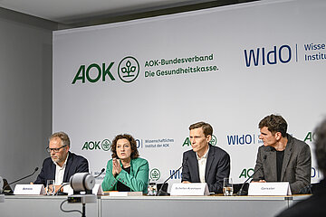 Das Bild zeigt das Podium der Pressekonferenz zum Krankenhaus-Report 2026