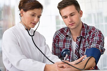 Gesundheits-Check-up Eine Ärztin untersucht einen Patienten.