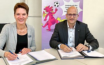 Unterzeichnung Bewegungspass Martine Hielscher und Harald Rettenmaier bei der Vertragsunterzeichnung