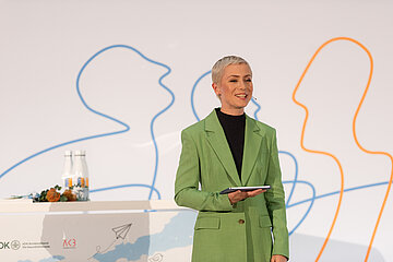Foto von: Sarah Oswald, Journalistin und Moderatorin