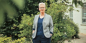 Interview mit Amtsärztin Kristina Böhm Foto von Kristina Böhm, oberste Amtsärztin Deutschlands, vor dem Gesundheitsamt in Potsdam