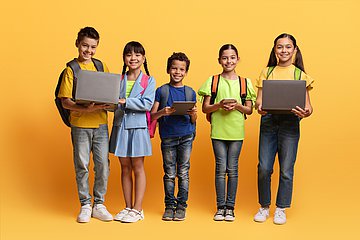 PM Foto Clever.gesund Wissensportal für Kinder zur Gesundheitsförderung Das Schmuckfoto zeigt Kinder mit Laptops, iPad und Smartphone, die in die Kamera blicken