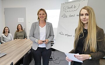Meike Scheer und Kerstin Staschik vor einem Whiteboard