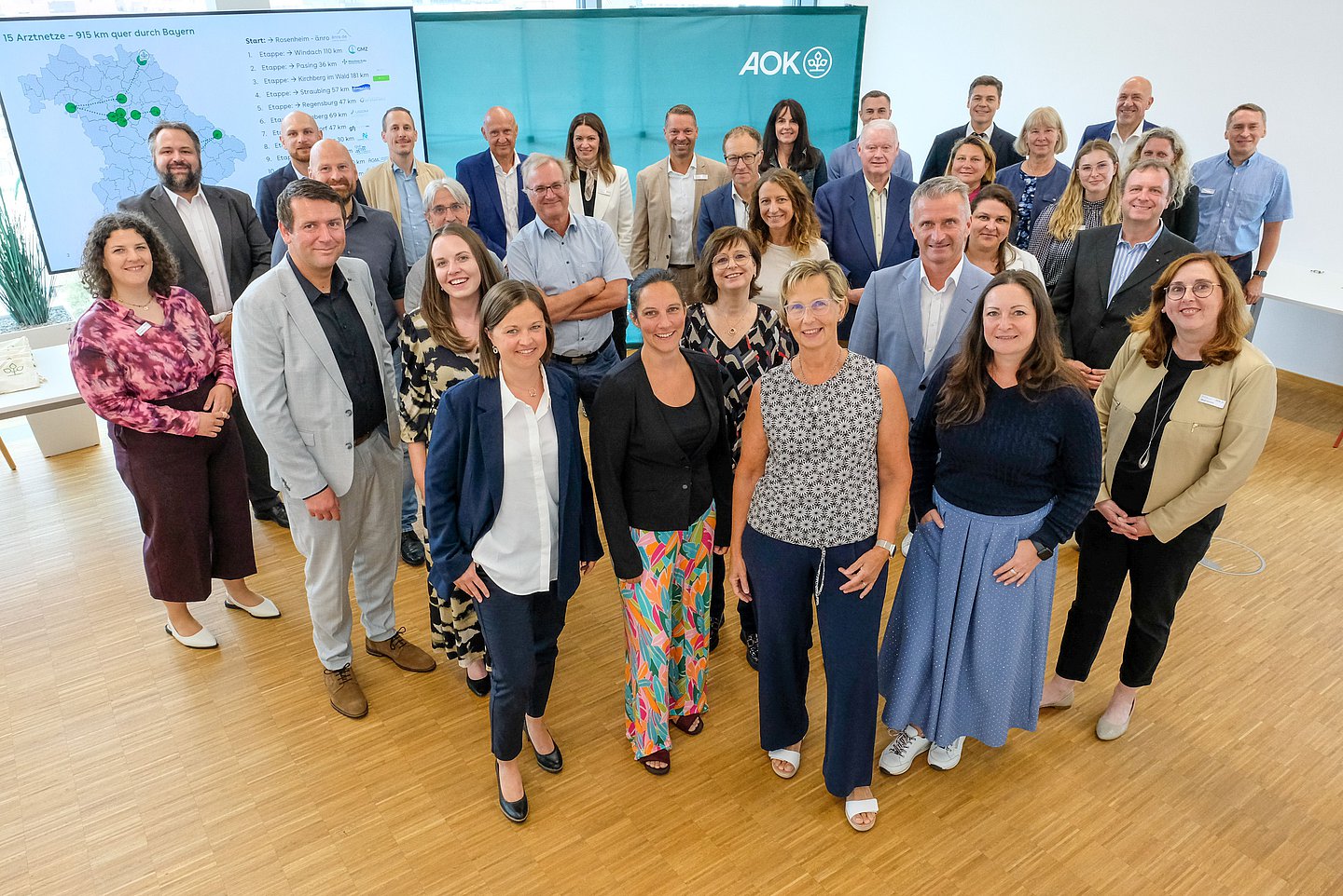 Das Gruppenfoto von der Veranstaltung zur Auszeichnung der Arztnetze für hervorragende Qualität in der medizinischen Versorgung zeigt Vertreter der Arztnetze und der AOK Bayern.