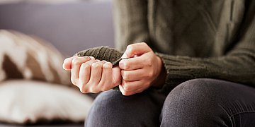 Angst Das Foto zeigt zwei verkrampfte in den Schoß gelegte Hände