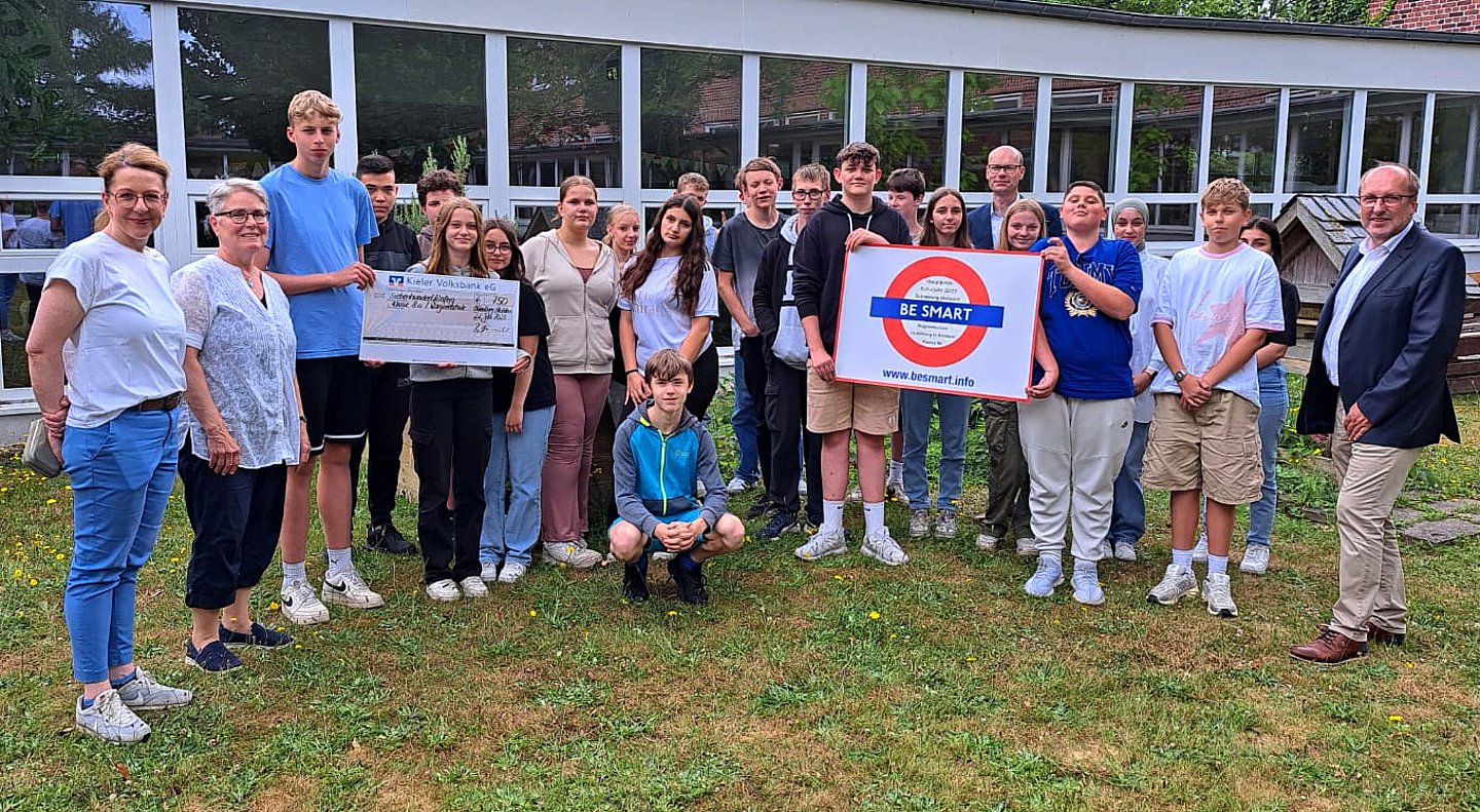 Die Gewinnerschule nimmt den Hauptpreis entgegen.