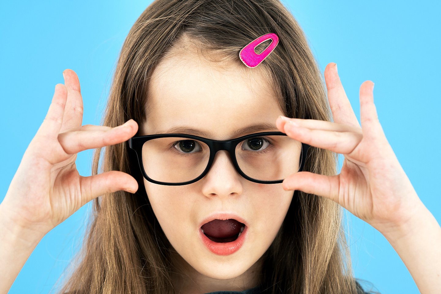 Foto: Ein Mädchen trägt eine Brille. 