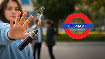 Eine Sch&uuml;lerin wirft einen Vaper von sich; rechts daneben ist das Logo der Kampagne "BE SMART" zusehen.