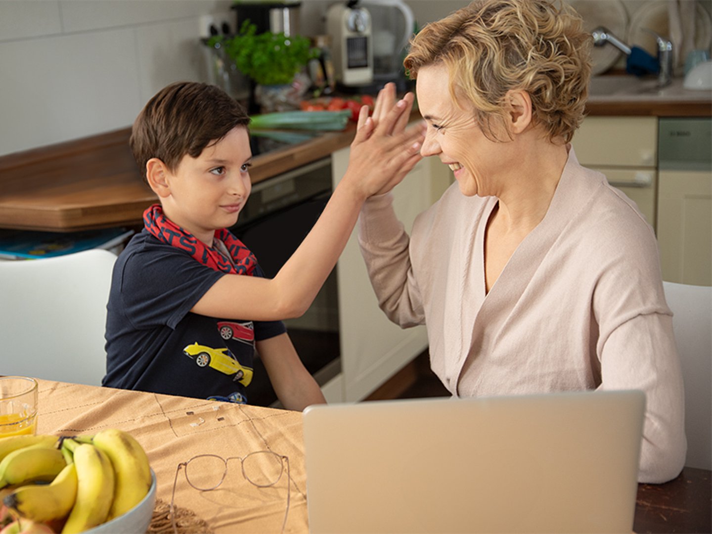 Junge klatscht mit Frau ab