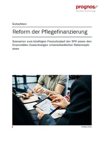 Das Titelbild zeigt neben dem Schriftzug &deg;Reform der Pflegefinanzierung&ldquo; oben rechts das Prognos-Logo sowie ein Foto, auf dem eine Person im blaune Sakko ein Tablet h&auml;lt, auf dessen Bilschirm zweiS&auml;ulendiagramme und ein Kurvendiagramm zu sehen sind. Im Hintergrund eine Person in grau-gr&uuml;nem Polo-Shirt mit einer Art Funktger&auml;t in der Hand. Deren linke Hand deutet auf ein Klemmbrett zwischen beiden Personen. K&ouml;pfe und Gesichter sind nicht zu sehen.