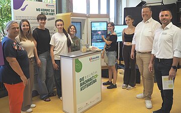 Gruppenfoto vor dem digitalen K&uuml;hlschrank der NachhalICHkeitsarena.